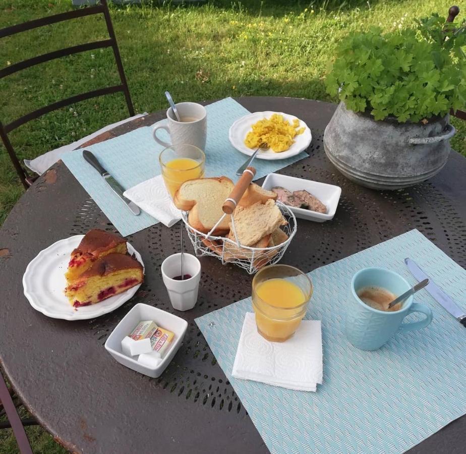 Gite Au Petit Bonheur Chateldon Kültér fotó